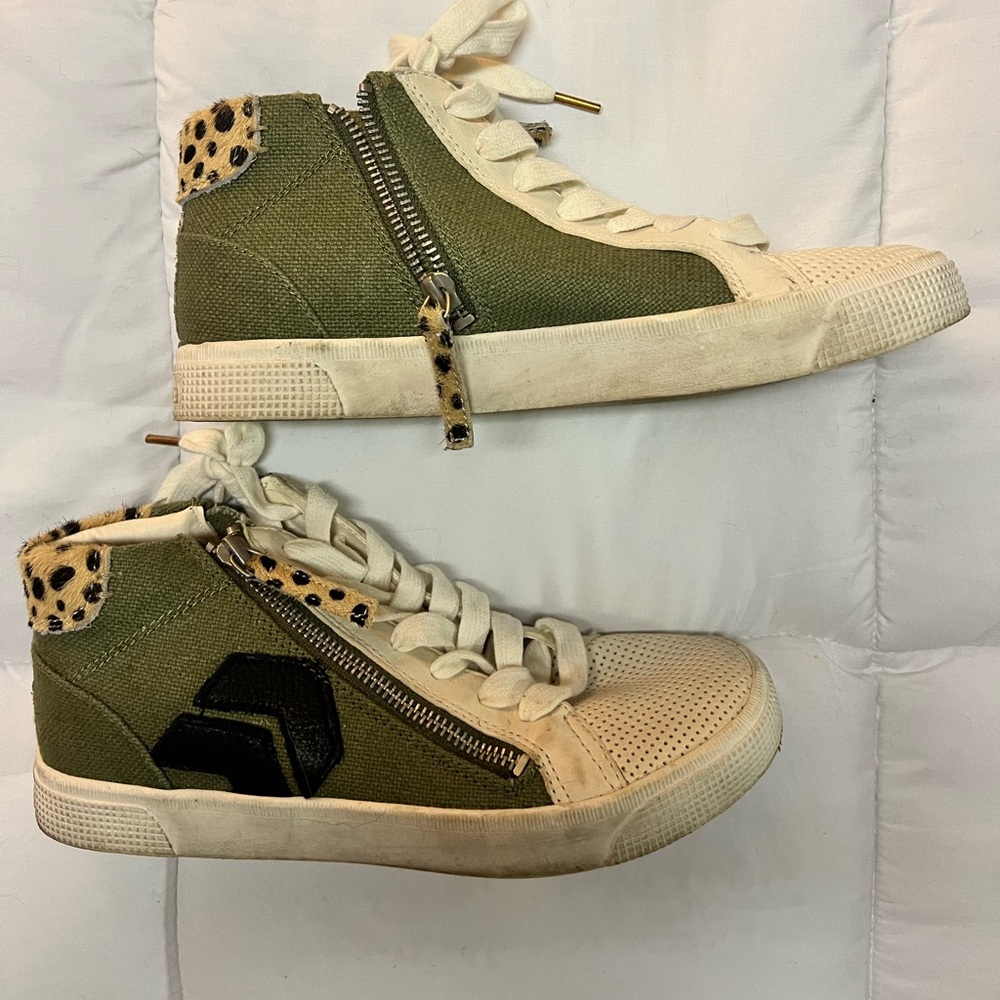 Dolce Vita Mid Top Cheetah Print Sneakers 
Size 7.5